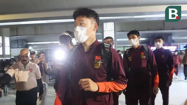 Pasukan The Dragons tiba pukul 22.30 WIB di Terminal 3 Bandara Soekarno-Hatta, tangerang, Senin (2/6/2025) dengan menggunakan China Eastern MU. (Bola.com/M Iqbal Ichsan)