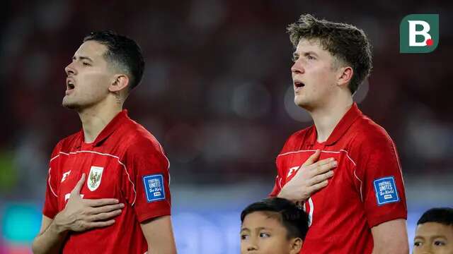 Justin Hubner dan Ole Romeny dalam pertandingan Timnas Indonesia melawan Bahrain di SUGBK, Jakarta, Selasa (25/3/2025). (Bola.com/Bagaskara Lazuardi)