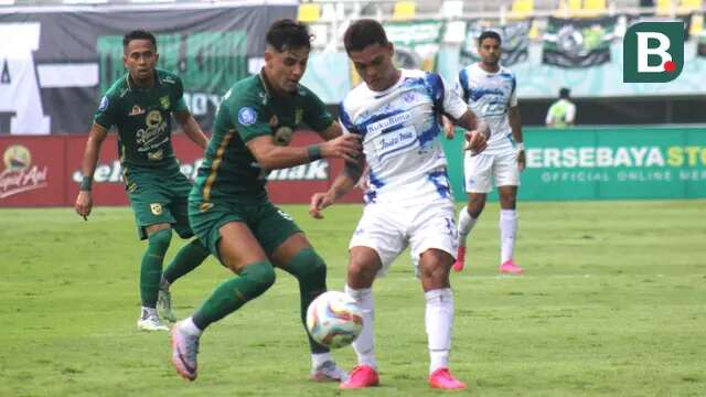 Pertarungan dua winger melibatkan winger Persebaya Surabaya, Bruno Moreira melawan winger PSIS Semarang, Gali Freitas (putih) dalam laga BRI Liga 1 2023/2024 di Stadion Gelora Bung Tomo, Surabaya, Selasa (30/1/2024). (Bola/com/Aditya Wany)