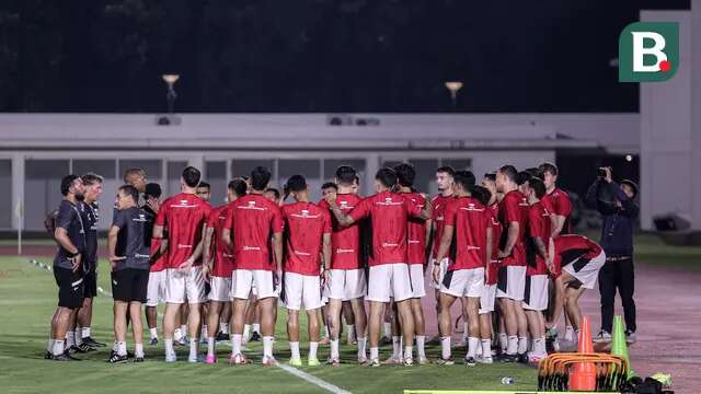 Para pemain Timnas Indonesia melakukan briefing saat berlatih menjelang Putaran Ketiga Kualifikasi Piala Dunia 2026 melawan China yang berlangsung di Stadion Madya, Kompleks Stadion Utama Gelora Bung Karno (SUGBK), Senayan, Jakarta, Senin (02/06/2025). (Bola.com/Bagaskara Lazuardi)
