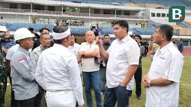 Steering Commitee Piala Presiden, Maruarar Sirait saat meninjau Stadion GBLA, Kota Bandung, Rabu (4/6/2025) didampingi Gubernur dan Wakil Gubernur Jabar, Dedi Mulyadi-Erwan Setiawan, CEO PT Persib, Glenn Sugita dan Komisaris PT Persib, Umuh Muchtar. (Bola.com/Erwin Snaz)