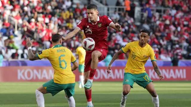 Pemain depan Australia #06, Martin Boyle, berebut bola dengan pemain bertahan Indonesia #25, Justin Hubner, sementara gelandang Australia #17 Keanu Baccus menonton selama pertandingan sepak bola Piala Asia AFC Qatar 2023 antara Australia dan Indonesia di Stadion Jassim bin Hamad di Doha pada 28 Januari 2024. (Giuseppe CACACE/AFP)