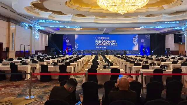 Kongres PSSI 2025 di Hotel Ritz Carlton, Jakarta, Rabu (4/6/2024), ditunda selama berjam-jam. Kongres sempat dibuka oleh Ketua PSSI, Erick Thohir, namun diputuskan untuk dihentikan sementara waktu, sehingga ruangan kosong. (Bola.com/Muhammad Adi Yaksa)