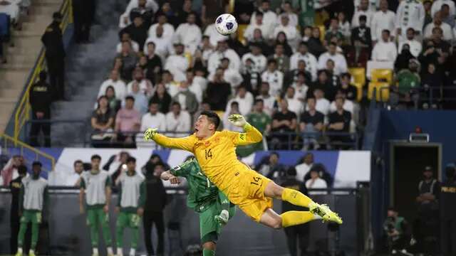 Kiper Timnas China, Wang Dalei, memblok umpan selama pertandingan sepak bola kualifikasi zona Asia Piala Dunia FIFA 2026 Grup C antara Arab Saudi dan China di Al-Awwal Park di Riyadh pada 20 Maret 2025. (AFP)