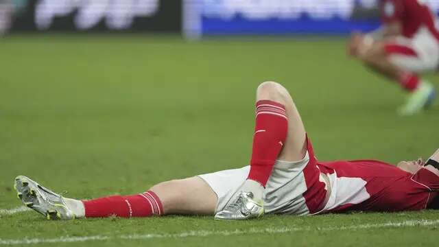 Penyerang Timnas Indonesia, Ole Romeny terkapar lesu setelah Tim Garuda kalah 1-5 melawan Australia di Sydney, 20 Maret 2025. (c) AP Photo/Mark Baker