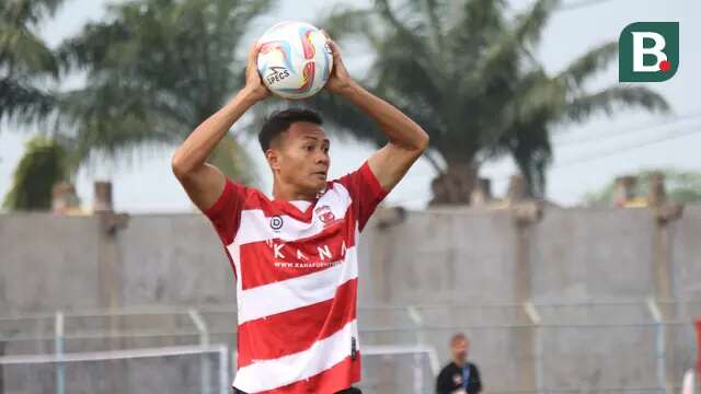 Koko Ari Araya ikut membantu Madura United meraih kemenangan atas Persebaya Surabaya pada laga pekan ke-12 BRI Liga 1 musim ini di Stadion Gelora Bangkalan, Madura, Minggu (17/9/2023) sore WIB. (Bola.com/Wahyu Pratama)