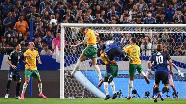 Harry Souttar dalam laga antara Timnas Jepang Vs Timnas Australia di putaran ketiga Kualifikasi Piala Dunia 2026 di Stadion Saitama 2002, Selasa (15/10/2024). (AFP/Phillip Fong)