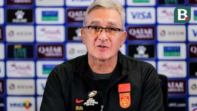 Pelatih Timnas China, Branko Ivankovic, dalam konferensi pers menjelang duel versus Timnas Indonesia di media center Stadion Utama Gelora Bung Karno, Jakarta, Rabu (4/6/2025) malam WIB. (Bola.com/Bagaskara Lazuardi)