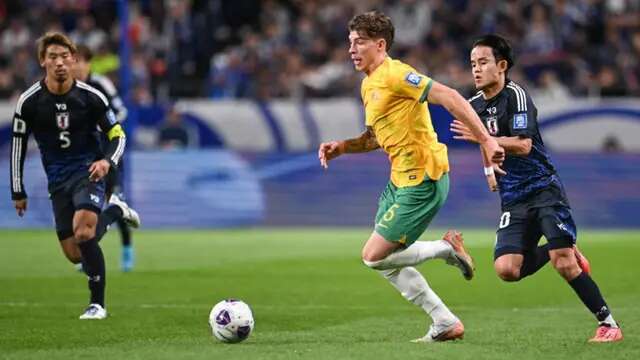 Hidemasa Morita dari Jepang mengontrol bola saat pertandingan kualifikasi Piala Dunia FIFA 2026 zona Asia antara Jepang dan Australia di Stadion Saitama di Saitama pada 15 Oktober 2024. (Philip FONG/AFP)