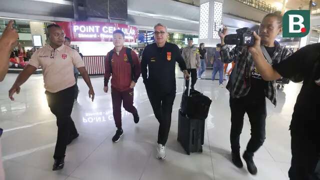 Pelatih Timnas China, Branko Ivankovic, tiba di Terminal 3 Bandara Soekarno-Hatta, tangerang, Senin (2/6/2025). (Bola.com/M Iqbal Ichsan)