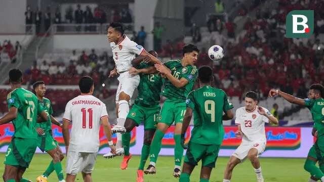 Pemain Timnas Indonesia, Rizki Ridho (kiri) berduel udara dengan pemain Arab Saudi, Saud Abdulhamid dan Faisal Al-Ghamdi pada laga lanjutan putaran ketiga Grup C Kualifikasi Piala Dunia 2026 di Stadion Utama Gelora Bung Karno (SUGBK), Senayan, Jakarta, Selasa (19/11/2024). (Bola.com/Abdul Aziz)