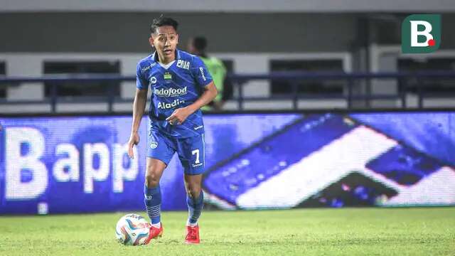 Pemain Persib Bandung, Beckham Putra Nugraha, pada laga lanjutan pekan ke-3 BRI Liga 1 2023/2024 antara Persib Bandung melawan Dewa United FC di Stadion Gelora Bandung Lautan Api (GBLA), Bandung, Jumat (14/07/2023). (Bola.com/Bagaskara Lazuardi)