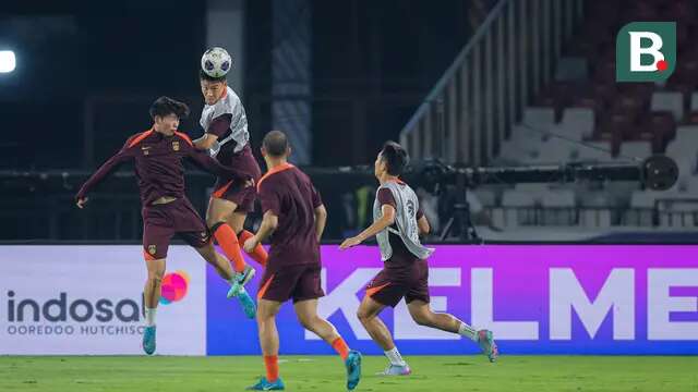 Timnas China menjalani latihan resmi di Stadion Utama Gelora Bung Karno, Jakarta, Rabu (4/6/2025). (Bola.com/Bagaskara Lazuardi)