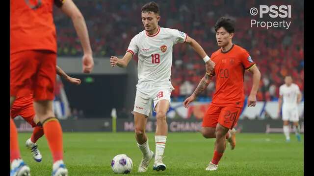 Pemain Timnas Indonesia, Ivar Jenner (tengah), menggiring bola melewati pemain China, Xie Wenneng, saat laga lanjutan putaran ketiga Grup C Kualifikasi Piala Dunia 2026 di Qingdao Youth Stadium, Qingdao, China, Selasa (15/10/2024). (Dok. PSSI)
