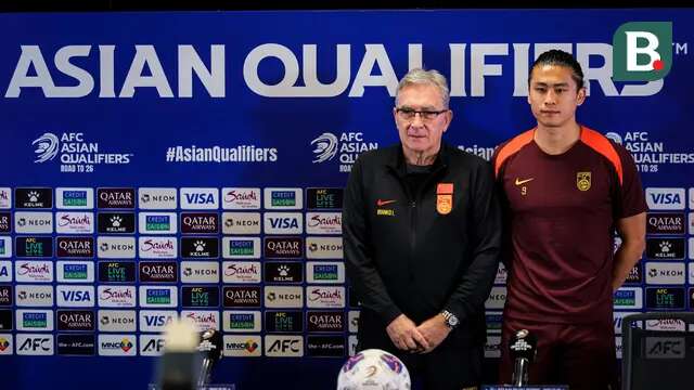 Penyerang Timnas China, Zhang Yuning dalam konferensi pers di Stadion Utama Gelora Bung Karno, Jakarta, Rabu (4/6/2025) malam WIB. (Bola.com/Bagaskara Lazuardi)