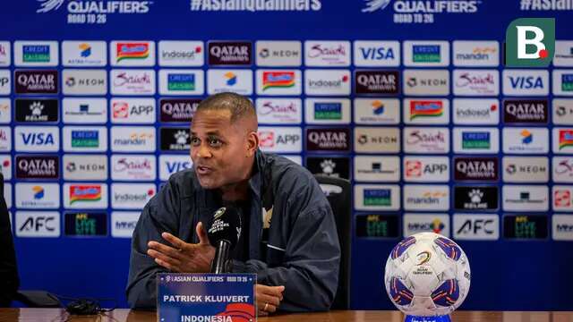 Pelatih Timnas Indonesia, Patrick Kluivert, memberikan keterangan pers di Stadion Utama Gelora Bung Karno (SUGBK) Senayan, Rabu (4/6/2025). Tim Garuda akan menghadapi China di Kualifikasi Piala Dunai 2026 yang digelar di SUGBK pada Kamis (5/6/2025) malam WIB. (Bola.com/Bagaskara Lazuardi)