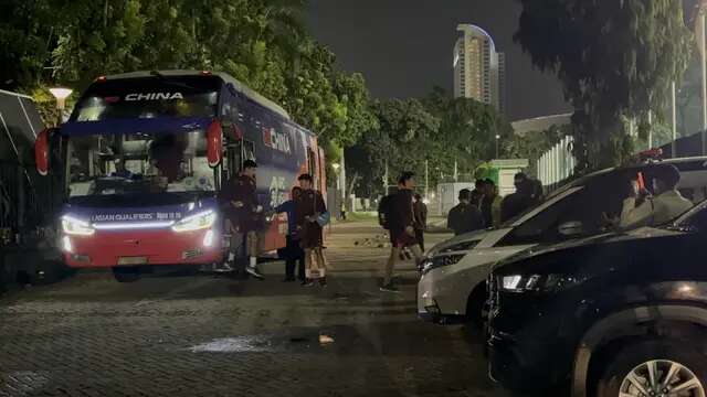 Pemain Timnas China turun satu per satu dari bus untuk mengikuti sesi latihan jelang laga melawan Timnas Indonesia di Lapangan A Kompleks GBK, Senayan, Jakarta pada Selasa (3/6/2025) petang WIB. (Liputan6.com/Melinda Indrasari)