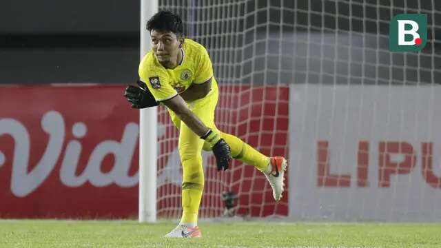 Kiper PSS Sleman, Miswar Saputra, saat melawan PSM Makassar pada laga perebutan peringkat ketiga Piala Menpora 2021 di Stadion Maguwoharjo, Sleman, Sabtu (24/4/2021). (Bola.com/M Iqbal Ichsan)