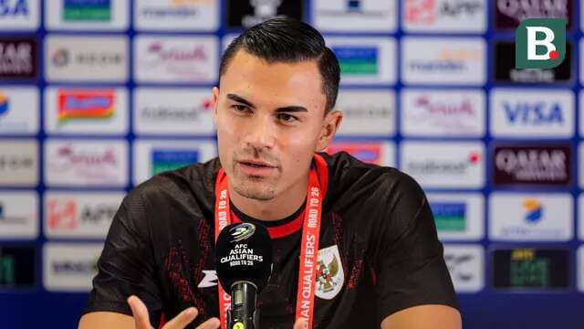 Kiper Timnas Indonesia, Emil Audero, memberikan pernyataan di Stadion Utama Gelora Bung Karno (SUGBK), Senayan, Jakarta, Rabu (4/6/2025). Timnas Indonesia akan menghadapi China dalam laga Kualifikasi Piala Dunia 2026 di SUGBK, Kamis (5/6/2025) malam WIB. (Bola.com/Bagaskara Lazuardi)