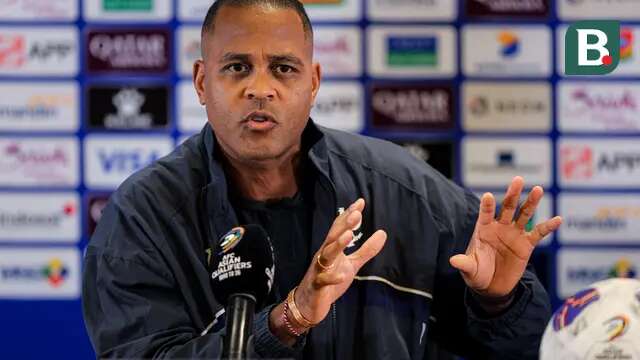 Pelatih Timnas Indonesia, Patrick Kluivert, memberikan keterangan pers di Stadion Utama Gelora Bung Karno (SUGBK) Senayan, Rabu (4/6/2025). Tim Garuda akan menghadapi China di Kualifikasi Piala Dunai 2026 yang digelar di SUGBK pada Kamis (5/6/2025) malam WIB. (Bola.com/Bagaskara Lazuardi)