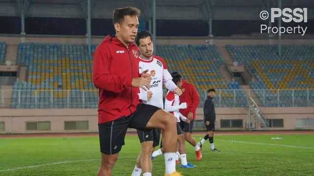 Pemain Timnas Indonesia, Egy Maulana Vikri (kiri) dan Thom Haye melakukan pemanasan saat latihan menjelang laga Kualifikasi Piala Dunia 2026 melawan China yang berlangsung di Stadion Qingdao Tiantai, China pada Minggu (13/10/2024) malam waktu setempat. (Dok. PSSI)