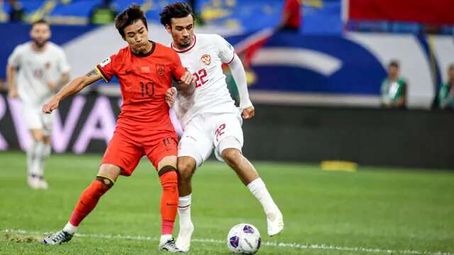 Pemain Timnas Indonesia, Nathan Tjoe-A-On (kanan), berebut bola dengan pemain China, Wei Shiha, saat laga lanjutan putaran ketiga Grup C Kualifikasi Piala Dunia 2026 di Qingdao Youth Stadium, Qingdao, China, Selasa (15/10/2024). (AFP)