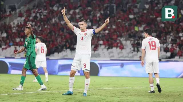Kapten Timnas Indonesia, Jay Idzes dalam laga melawan Timnas Arab Saudi di Stadion Utama Gelora Bung Karno, Jakarta, Selasa (19/11/2024). (Bola.com/Abdul Aziz).