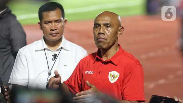 Kepala Pemandu Bakat PSSI, Simon Tahamata memberi keterangan di sela-sela sesi latihan timnas Indonesia di Stadion Madya, Kompleks Gelora Bung Karno, Jakarta, Senin (2/5/2025). (Liputan6.com/Angga Yuniar)