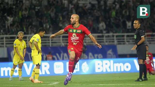 Gelandang Persebaya Surabaya, Mohammed Rashid, merayakan gol yang dicetaknya ke gawang Barito Putera dalam laga pekan ketiga BRI Liga 1 2024/2025 di Stadion Gelora Bung Tomo, Surabaya, Jumat (23/8/2024). (Bola.com/Aditya Wany)