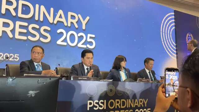 Ketua Umum PSSI Erick Thohir (kedua dari kiri) saat mengumumkan hasil Kongres Biasa PSSI di bilangan Kuningan, Jakarta Selatan pada Rabu (4/6/2025) malam WIB. (Liputan6.com/Melinda Indrasari)