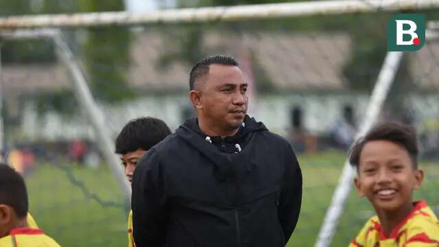 Ekspresi eks pemain Timnas Indonesia, Firman Utina saat mendampingi akademinya tampil dalam turnamen di Malang. (Bola.com/Iwan Setiawan)