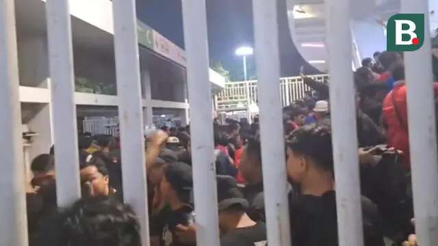 Suasana kisruh saat suporter Timnas Indonesia berdesakan saat memasuki tribune SUGBK. (Bola.com/Muhammad Adi Yaksa)