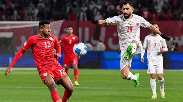 Gelandang Bahrain bernomor punggung 19, Kamil al-Aswad, melompat untuk merebut bola selama pertandingan final Piala Teluk Arab ke-26 antara Oman dan Bahrain di Stadion Jaber al-Ahmad al-Sabah di Kota Kuwait pada tanggal 4 Januari 2025. (YASSER AL-ZAYYAT/AFP)