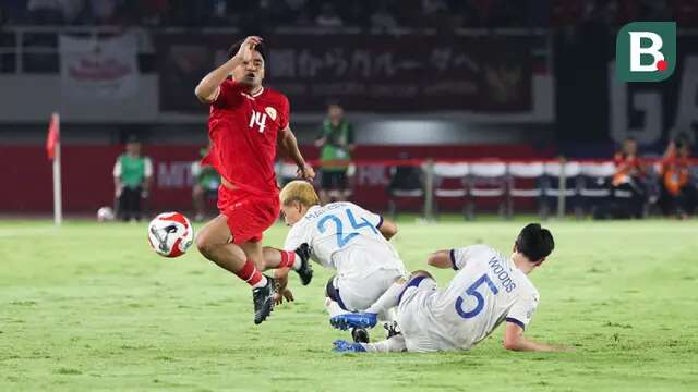 Pemain Timnas Indonesia, Asnawi Mangkualam terjatuh saat berusaha melewati penjagaan sejumlah pemain Filipina saat laga Grup B Piala AFF 2024 yang berlangsung di Stadion Manahan, Solo, Jawa Tengah, Sabtu (21/12/2024). (Bola.com/Abdul Aziz)