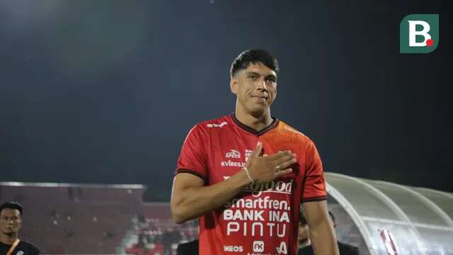 Elias Dolah diperkenalkan sebagai pemain baru Bali United jelang laga kontra PSM Makassar pada leg 1 Play-off Kualifikasi Liga Champions Asia, Selasa (6/6/2023) malam WITA. (Bola.com/Alit Binawan)