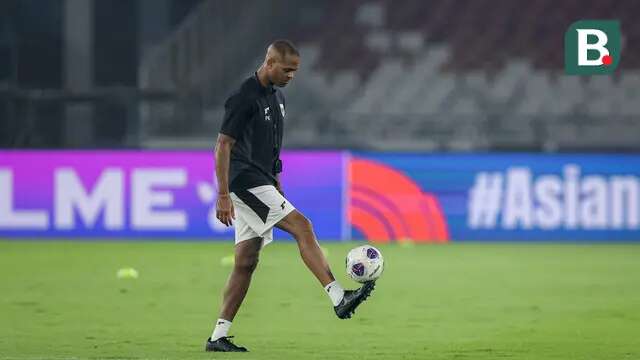 Patrick Kluivert memimpin sesi latihan resmi Timnas Indonesia di Stadion Utama Gelora Bung Karno, Jakarta, Rabu (4/6/2025). (Bola.com/Bagaskara Lazuardi)