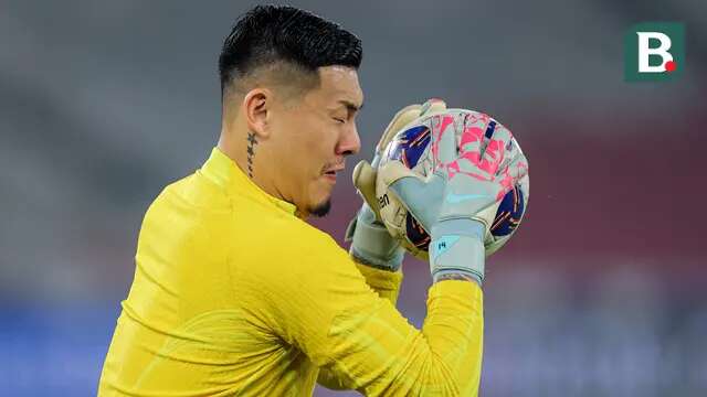 Kiper Timnas China, Wang Dalei, berlatih di di Stadion Utama Gelora Bung Karno, Jakarta, Rabu (4/6/2025). (Bola.com/Bagaskara Lazuardi)