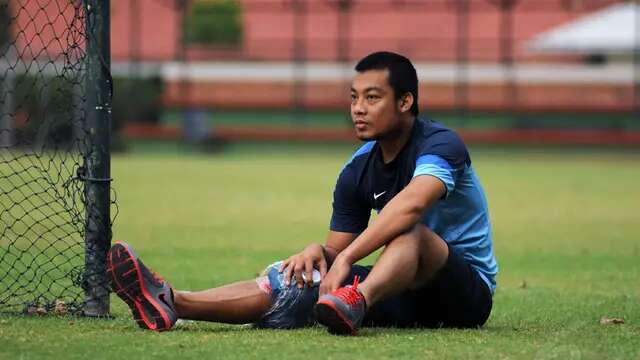 Pemain belakang Timnas Senior Indonesia, Hamka Hamzah menonton rekan setimnya berlatih di lapangan sepakbola SPH Karawaci, Tangerang, (23/10/2014). (Liputan6.com/Helmi Fithriansyah)