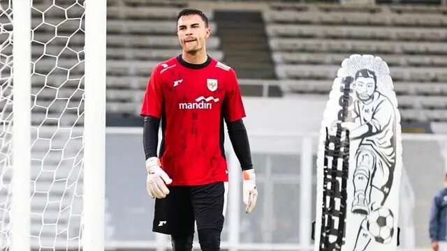 Emil Audero dalam sesi latihan bersama Timnas Indonesia di Stadion Madya, Jakarta, Sabtu (22/3/2025). (c) Bola.net/Abdul Aziz