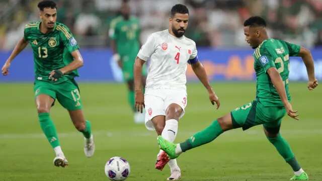 Penyerang Arab Saudi #23, Aiman Yahya, berebut bola dengan gelandang Bahrain #04, Sayed Dhiya Saeed, selama pertandingan kualifikasi Piala Dunia FIFA 2026 Grup C AFC antara Arab Saudi dan Bahrain di Stadion Pangeran Abdullah Al-Faisal di Jeddah pada tanggal 15 Oktober 2024. (AFP)