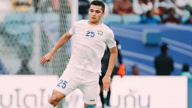 Aksi Abdukodir Khusanov ketika membela Timnas Uzbekistan (c) Official RC Lens