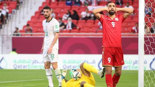 Penyerang Timnas Bahrain, Mahdi Abduljabbar (kanan). (KARIM SAHIB / AFP)