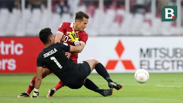 Pemain Timnas Indonesia, Egy Maulana Vikri berusaha mengecoh penjaga gawang Kamboja, Keo Soksela dalam laga Grup A Piala AFF 2022 antara Timnas Indonesia melawan Timnas Kamboja yang berlangsung di Stadion Utama Gelora Bung Karno (SUGBK), Jumat (23/12/2022). (Bola.com/Bagaskara Lazuardi)