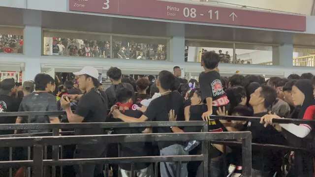 Kerumunan suporter di ring 1 SUGBK memaksa masuk ke dalam stadion jelang laga Timnas Indonesia vs China, Kamis (5/6/2025) malam WIB. (Liputan6.com/Melinda Indrasari)