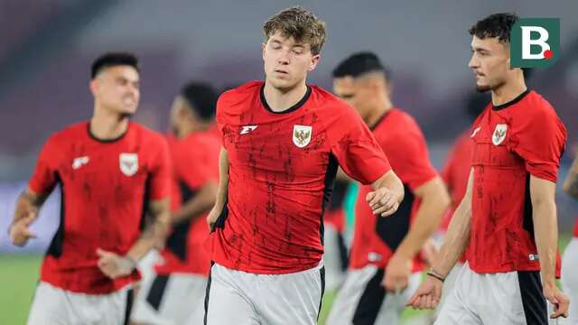 Pemain Timnas Indonesia, Ole Romeny (tengah), pada sesi latihan menjelang pertandingan melawan China, di Stadion Utama Gelora Bung Karno, Rabu (4/6/2025). (Bola.com/Bagaskara Lazuardi)