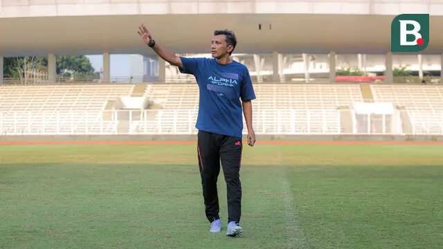 Pelatih Aris Indarto memberikan instruksi saat melakukan sesi speed drill & skill challange menggunakan sepatu terbaru Specs, dengan nama Alphaform Elite pada acara Alphaform Experience yang berlangsung di Stadion Madya, Senayan, Jakarta, Jumat (12/07/2024). (Bola.com/Bagaskara Lazuardi)