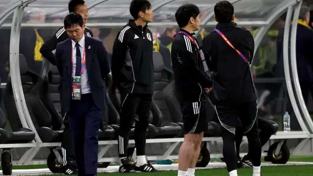 Pelatih Kepala Jepang Hajime Moriyasu (kiri) bereaksi setelah kekalahan dalam pertandingan Kualifikasi Piala Dunia FIFA 2026 antara Australia dan Jepang di Stadion Optus di Perth pada tanggal 5 Juni 2025. (COLIN MURTY/AFP)