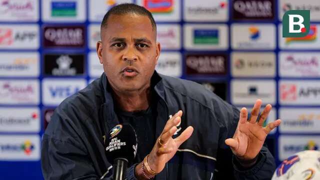 Pelatih Timnas Indonesia, Patrick Kluivert, memberikan keterangan pers di Stadion Utama Gelora Bung Karno (SUGBK) Senayan, Rabu (4/6/2025). Tim Garuda akan menghadapi China di Kualifikasi Piala Dunai 2026 yang digelar di SUGBK pada Kamis (5/6/2025) malam WIB. (Bola.com/Bagaskara Lazuardi)