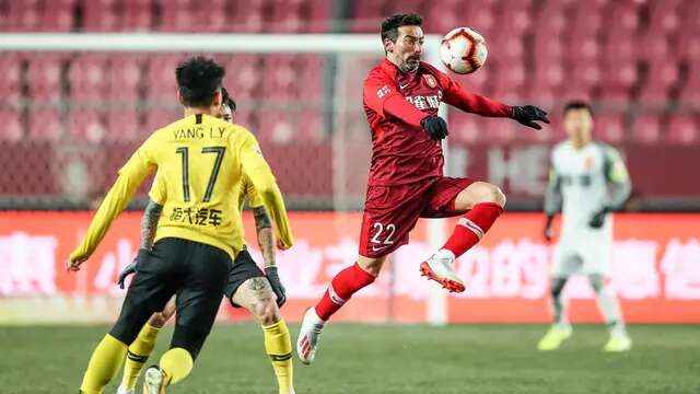 Ezequiel Lavezzi yang telah pensiun pada Januari 2020 bersama klub Liga Super China, Hebei China Fortune tercatat pernah berseragam PSG selama 3,5 musim mulai 2012/2013 hingga tengah musim 2015/2016. Hebei China Fortune yang mendatangkannya pada Februari 2016 dengan nilai transfer 5,5 juta euro atau kini setara Rp90 miliar, yang lantas menjadi klub terakhirnya hingga memutuskan pensiun. (AFP/STR)