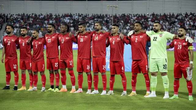 Starting XI Bahrain berdiri untuk menyanyikan lagu kebangsaan sebelum pertandingan kualifikasi Piala Dunia FIFA 2026 antara Bahrain dan Jepang di Stadion Nasional Bahrain di Manama pada 10 September 2024. (Mazen Mahdi/AFP)
